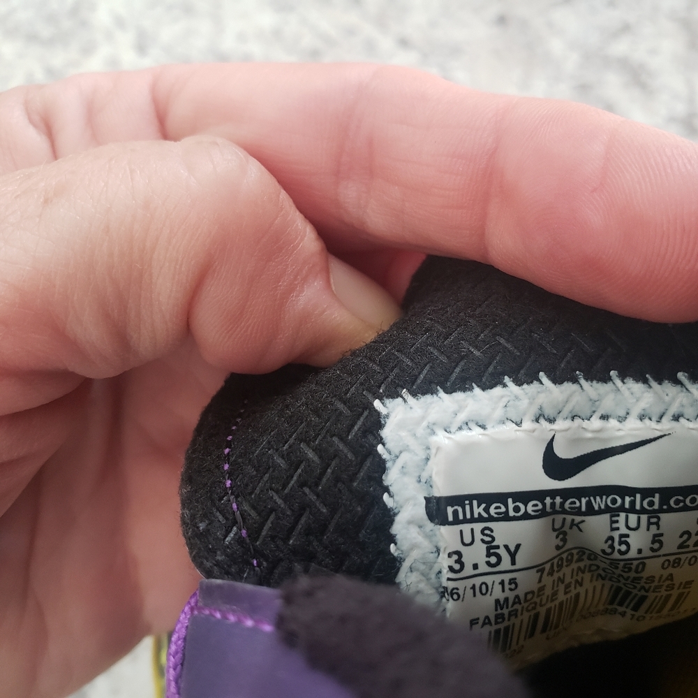 Nike non marking purple sneakers 3.5 Y - Picture 9 of 10